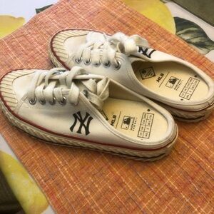 MLB NY Yankees White Canvas Slip-On Sneakers with Red Trim